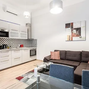 https://quiet-nest-in-the-bustling-centre-of-budapest.inbudapesthotels.com